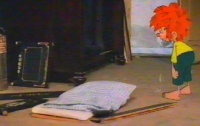 Pumuckl vor zerstoertem Bett